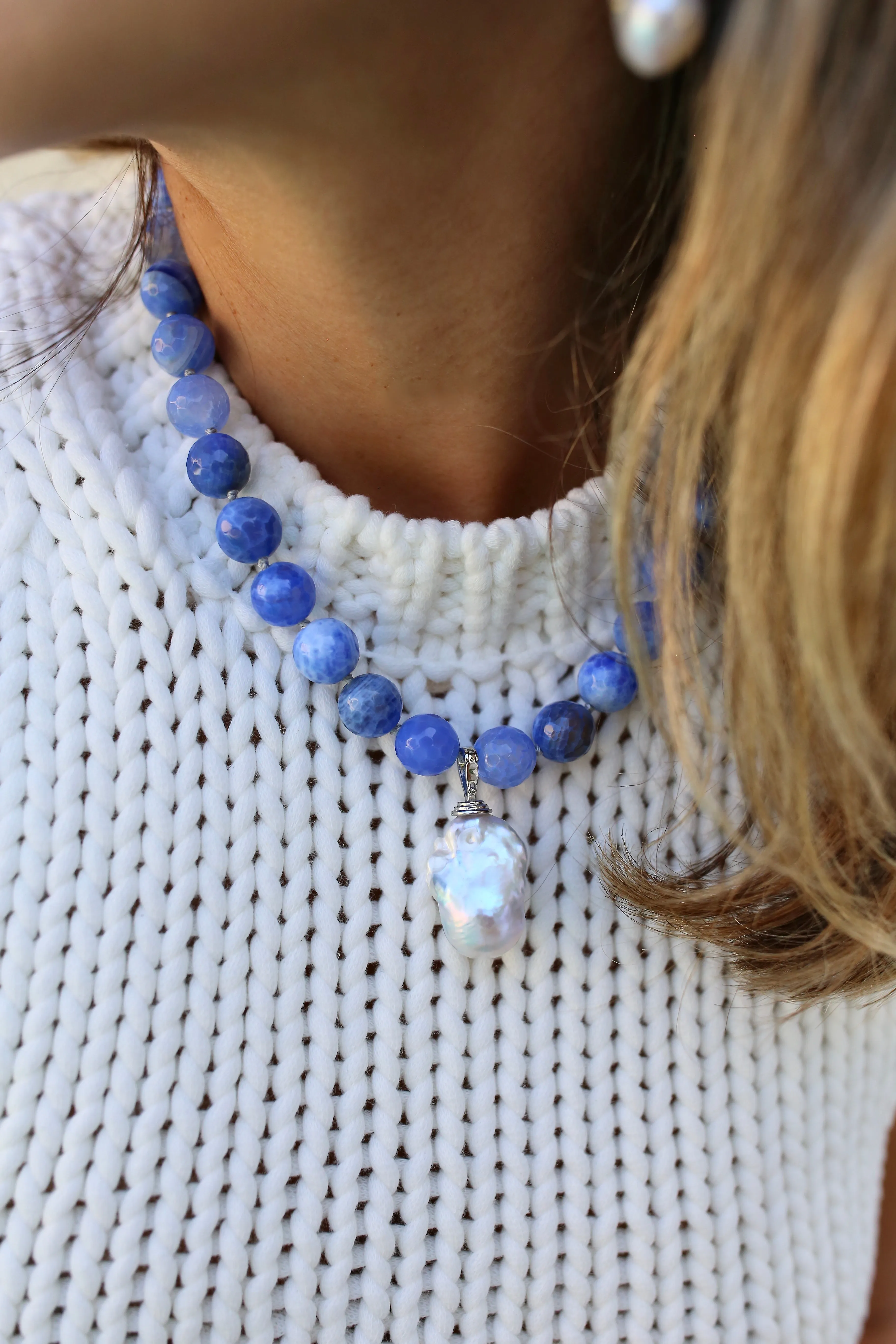 120-25 | CHALCEDONY W/ WILD PEARL DROP