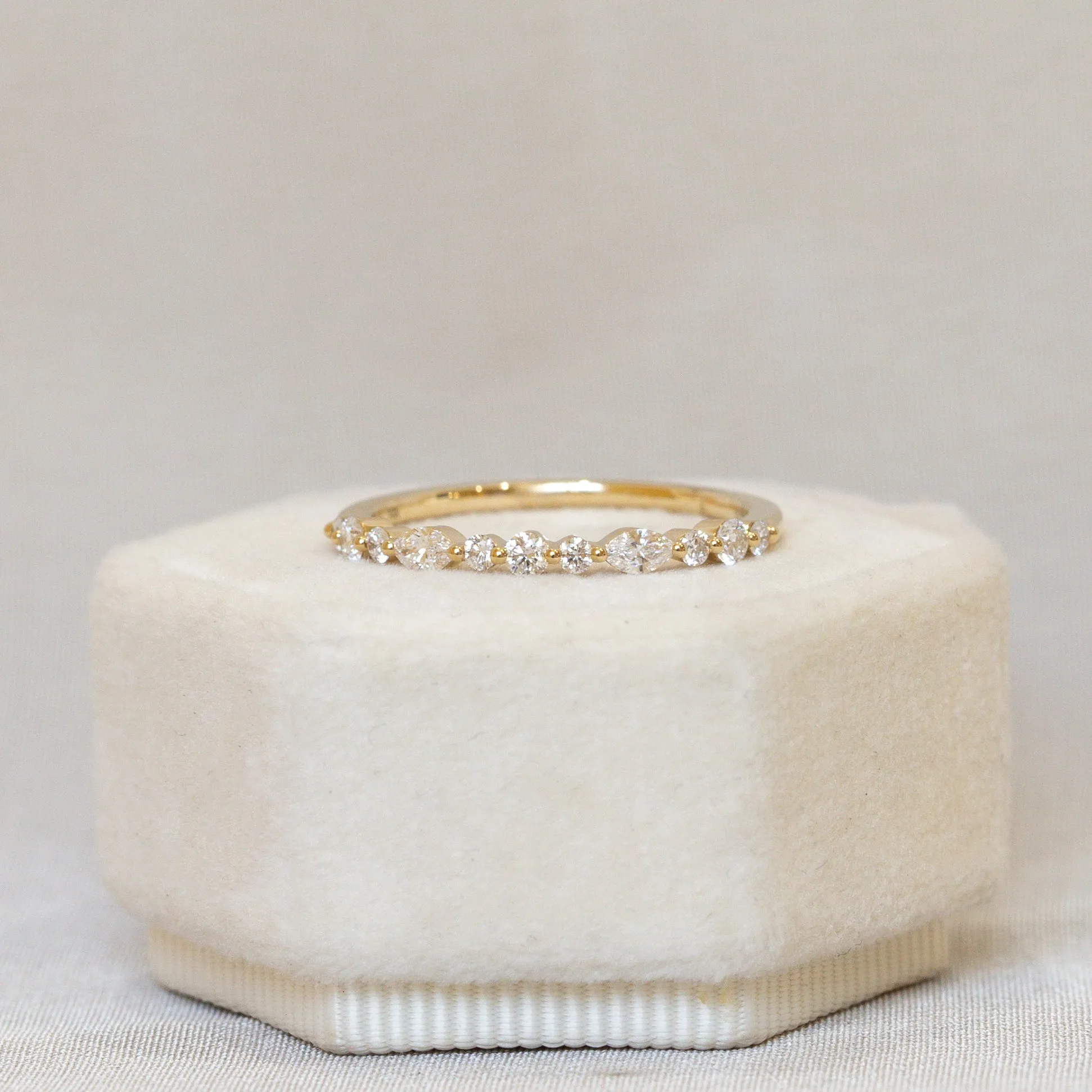 14ky Shared Prong Diamond Band