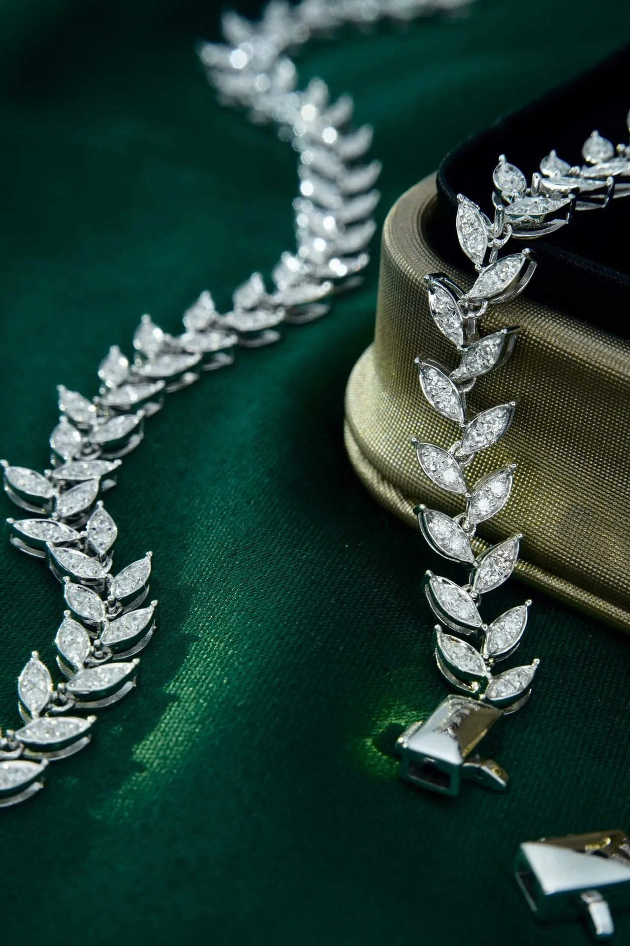 Fancy 18K Solid Gold Full Diamond Leaf Bracelet